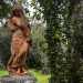 Costeggiata la residenza continuiamo con lesplorazione tra palme e aiuole, incontrando anche altre due belle statue femminili...
